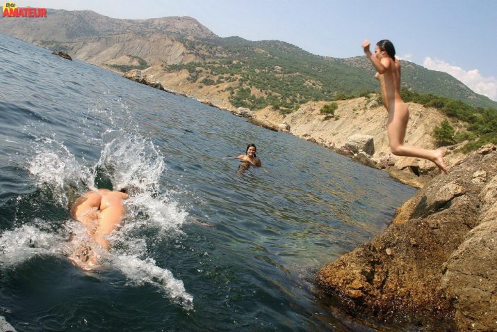 tres-lesbianas-cogiendo-en-la-playa-57