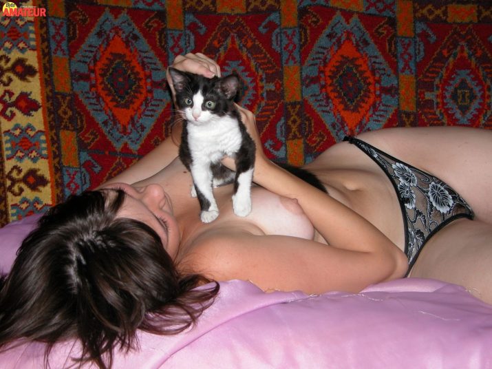 posando-desnuda-con-su-gato-11