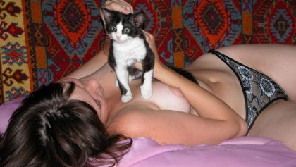 Posando desnuda con su gato