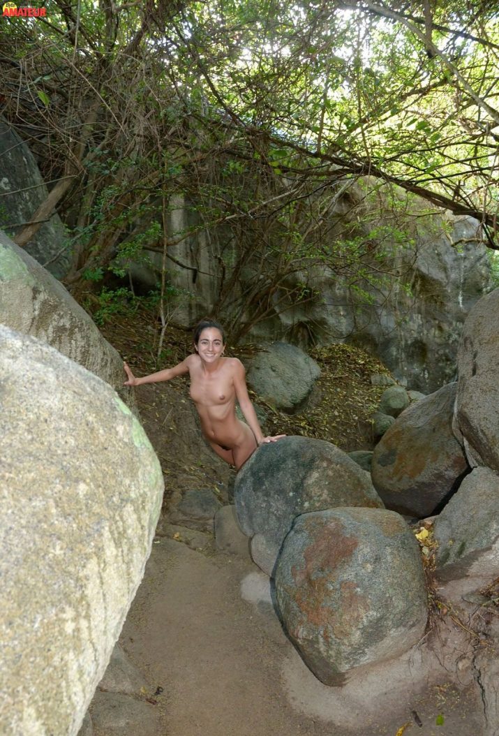 jovencita-desnuda-en-el-caribe-29