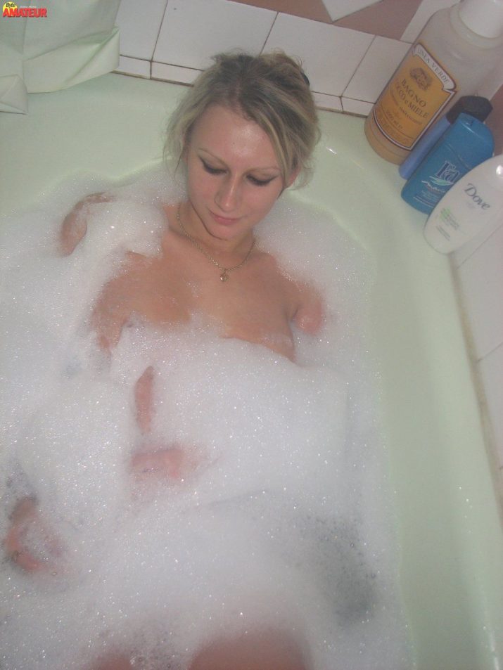 rubia-bella-con-hermoso-cono-38