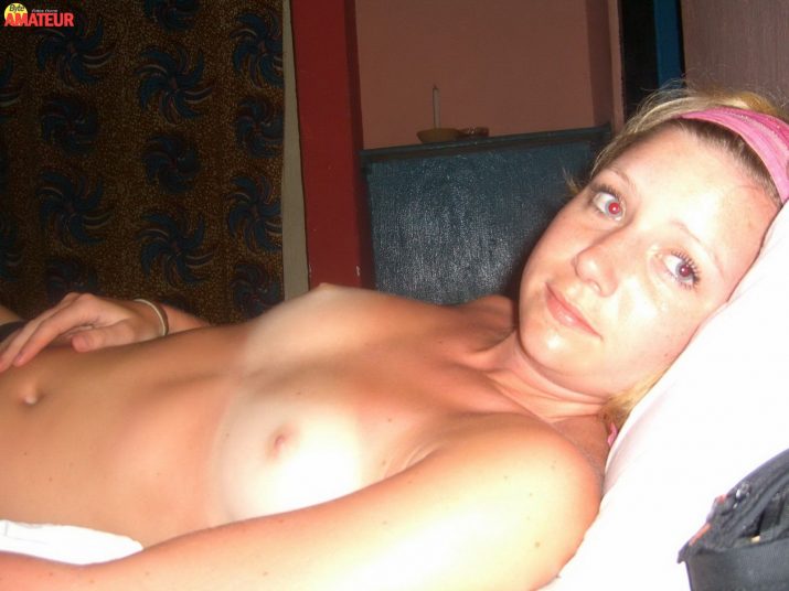 tierna-madura-desnuda-en-la-cama-31