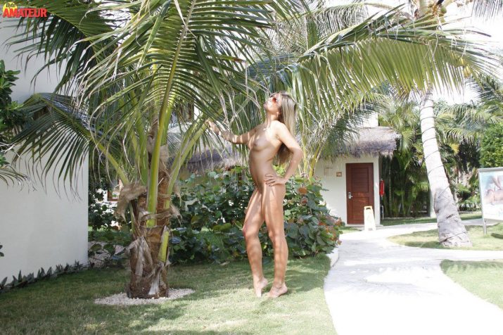 turista-rubia-desnuda-en-cancun-41