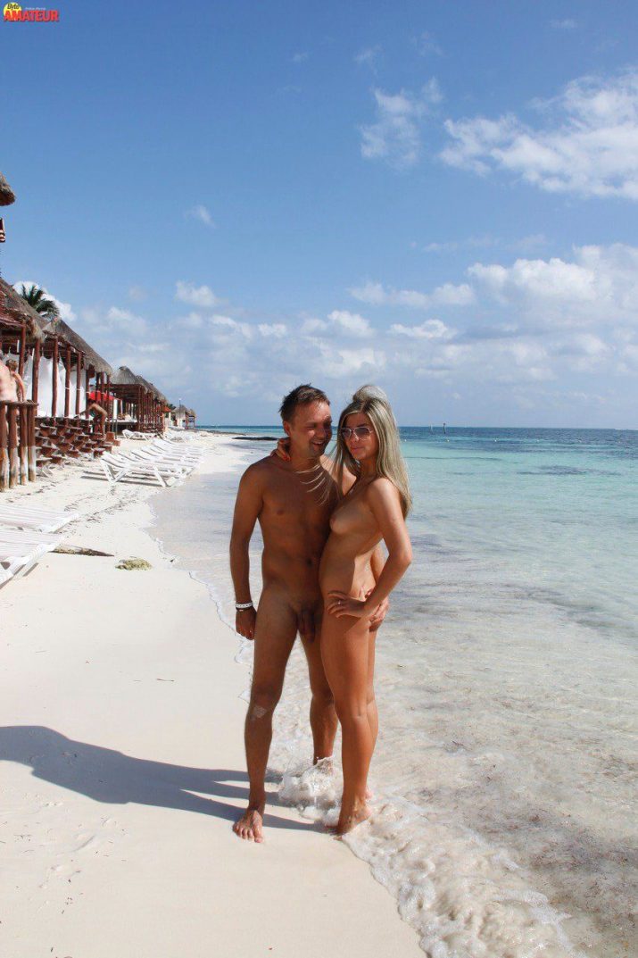 turista-rubia-desnuda-en-cancun-80