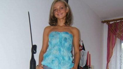 Sexy jovencita rubia desnuda y sonriendo