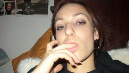 Morena calentándose mientras se hace selfies