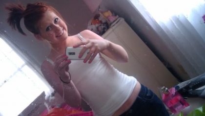 Tierna jovencita pelirroja se hace fotos desnuda