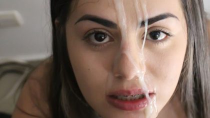 Mexicana tetona con semen en la cara después de una mamada