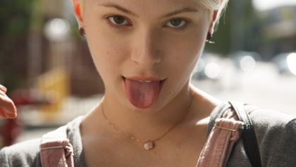 Hermosa jovencita rubia desnuda por las calles de Europa