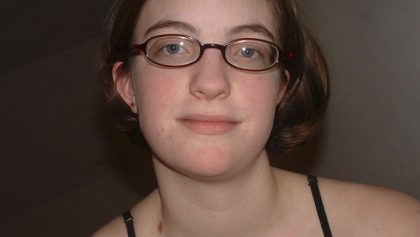 Nerd pelirroja con lentes y buenas tetas follando
