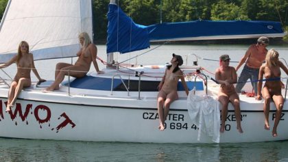 Jovencitas desnuda en un velero nudista