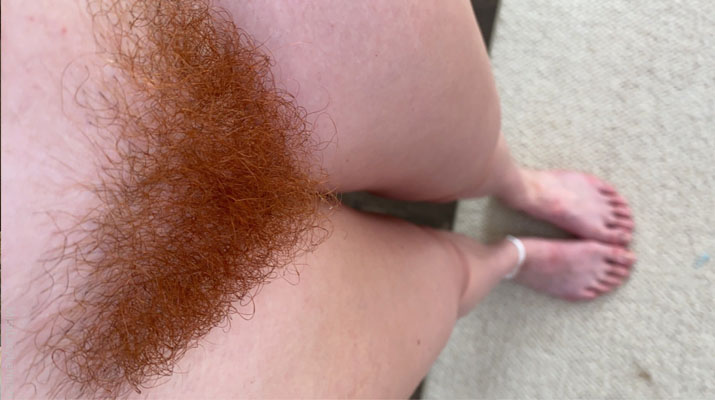 El coño bien peludo de una pelirroja real