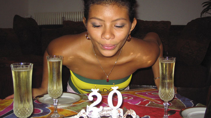 Morena con 20 años que le gusta posar desnuda