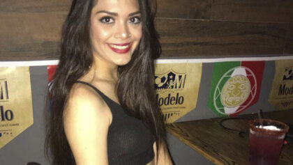 Morra flaca se saca fotos mientras esta desnuda
