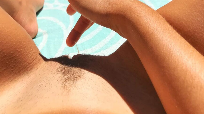 Californiana rubia mostrando toda la baba que sale de su coño