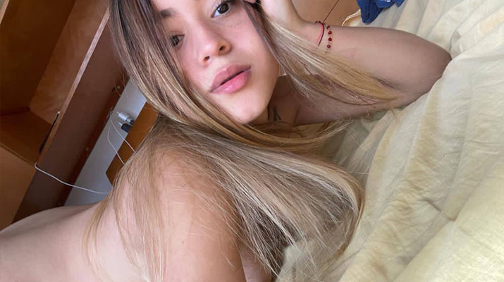 Chaparrita con muchas ganas de mostrar el coño