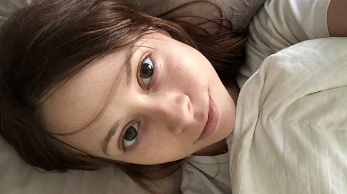 Tierna flaquita que le fascina hacer selfies desnuda
