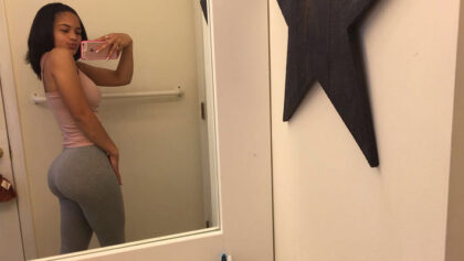 Morena jovencita exhibiendo un culo realmente espectacular