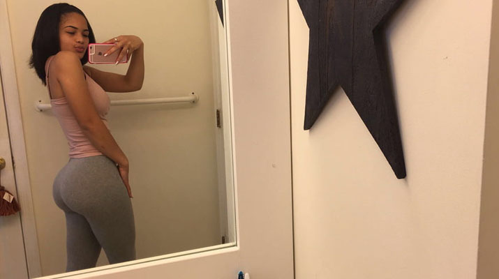 Morena jovencita exhibiendo un culo realmente espectacular