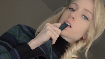 Preciosa muñequita rubia se exhibe completamente desnuda