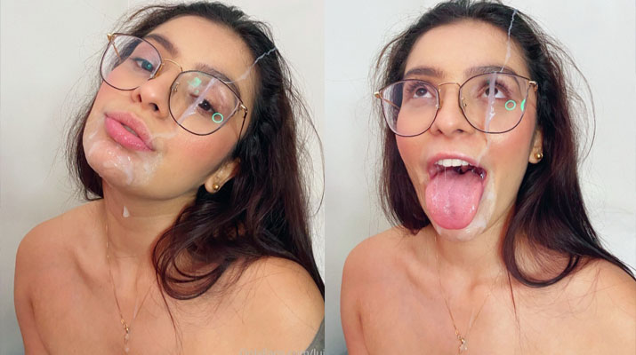Chica paisa posando desnuda y con semen en la cara