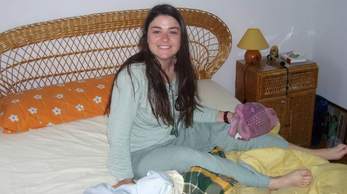 Jovencita contenta porque ya tiene con quien follar