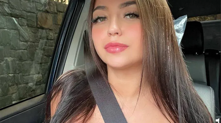 Estudiante de Odontología exhibiéndose desnuda 