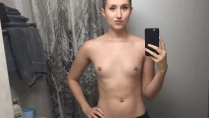 Lesbiana hace fotos desnuda para mostrar sus tetas pequeñas