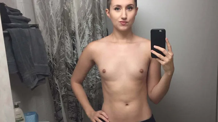 Lesbiana hace fotos desnuda para mostrar sus tetas pequeñas