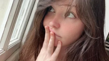 Linda inglesa jugando con su cámara y su coño