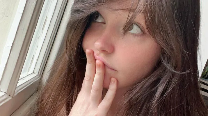 Linda inglesa jugando con su cámara y su coño