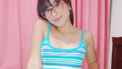 La jovencita se ve tierna vestida y ardiente desnuda