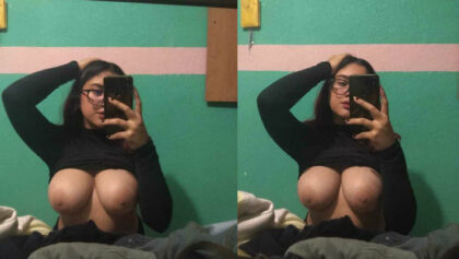 Hace fotos de sus tetas grandes para su novio